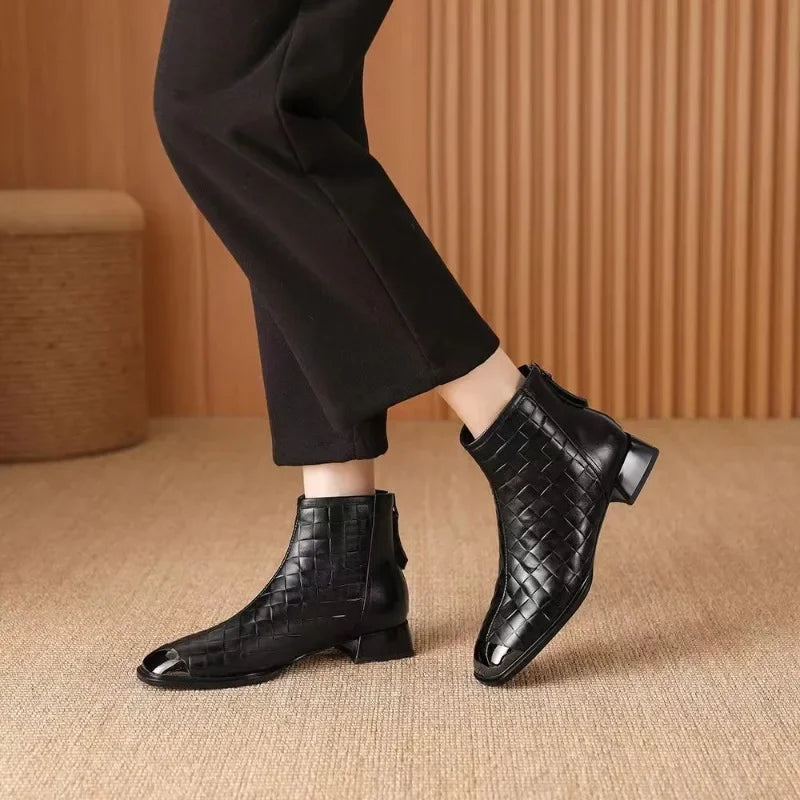 Bota de couro cano curto de salto grosso feminino 2024